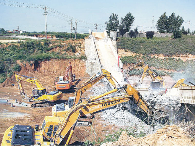 洛伊快速通道分離式跨線大橋機(jī)械拆除工程